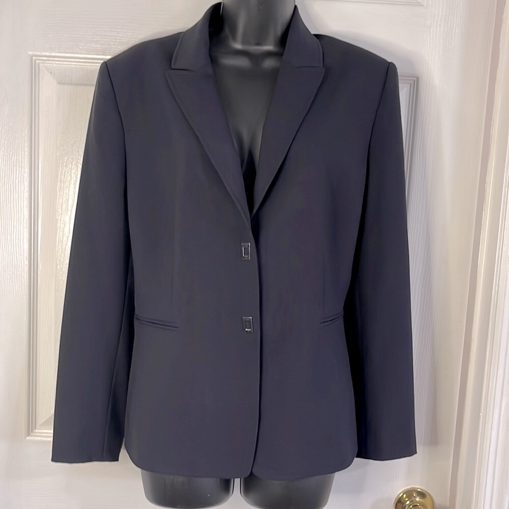 Tahari dark navy blue blazer, size 14P.